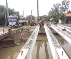Xe cẩu bánh xích thi công Lắp Dầm Cầu- Cho Thuê Xe Cẩu Bến Tre