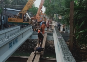 NGỌC NAM XE CẨU BẾN TRE -  THI CÔNG LẮP DẦM CẦU DÀI 24.5m TẠI MỎ CÀY BẮC BẾN TRE 