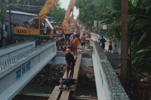NGỌC NAM XE CẨU BẾN TRE -  THI CÔNG LẮP DẦM CẦU DÀI 24.5m TẠI MỎ CÀY BẮC BẾN TRE 