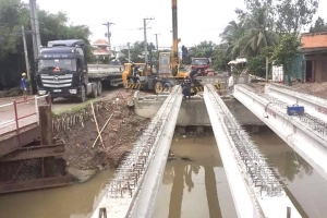 Xe cẩu bánh xích thi công Lắp Dầm Cầu- Cho Thuê Xe Cẩu Bến Tre