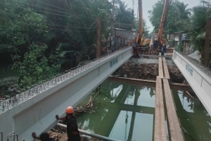 Lắp dầm cầu 24.5m tại Mỏ Cày Bắc Bến Tre