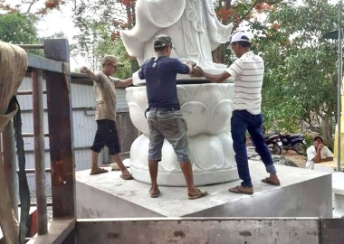 Tượng Phật Quan Âm Chùa Vạn An - Cho Thuê Xe Cẩu Bến Tre