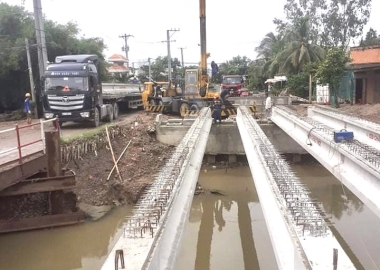 Vận Chuyển Lau Lấp Dằm Cầu - Cho Thuê Xe Cẩu Bến Tre