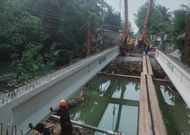 Lắp dầm cầu 24.5m tại Mỏ Cày Bắc Bến Tre